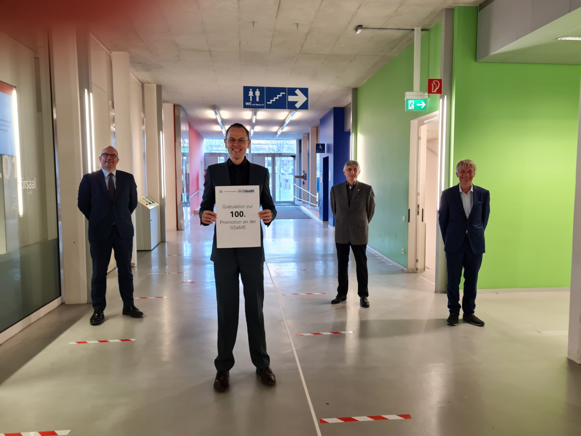 Eine erfolgreiche Bilanz kann die GSaME ziehen: Seit ihrer Gründung 2007 wurden hundert Promotionen erfolgreich begleitet. Das Hundert voll machte Anfang März 2021 Doktorand Vitali Hirsch mit seiner Dissertation über „Datengetriebene Identifikation von potenziellen Qualitätsproblemen bei komplexen Montageprodukten“. Er beschreibt darin einen überwiegend praxisnahen Ansatz die beiden Welten ‚Qualitätsdaten in der Produktion‘ einserseits und ‚Lernbasierter Ansatz zur Analyse und Bewertungvon Qualitätsdaten‘ andererseits näher zu bringen. Die Arbeit wurde in Kooperation mit der Daimler AG durchgeführt. Wir gratulieren herzlich.